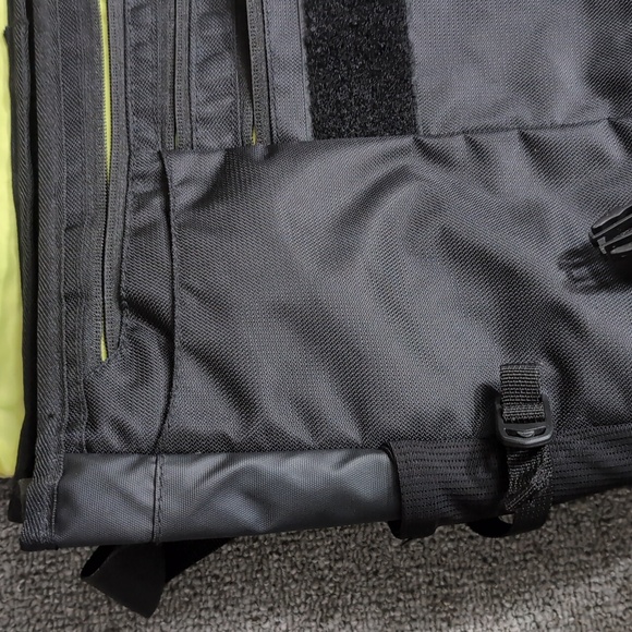 Granite Gear Waterproof Cross-Body Messenger Bag G7063-1 Black NWOT - Picture 11 of 16